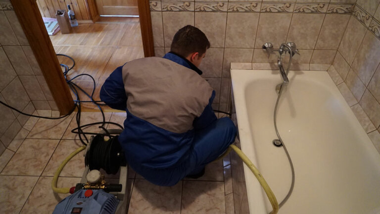 Устранение засора в ванной и внутренней канализации многоквартирного дома